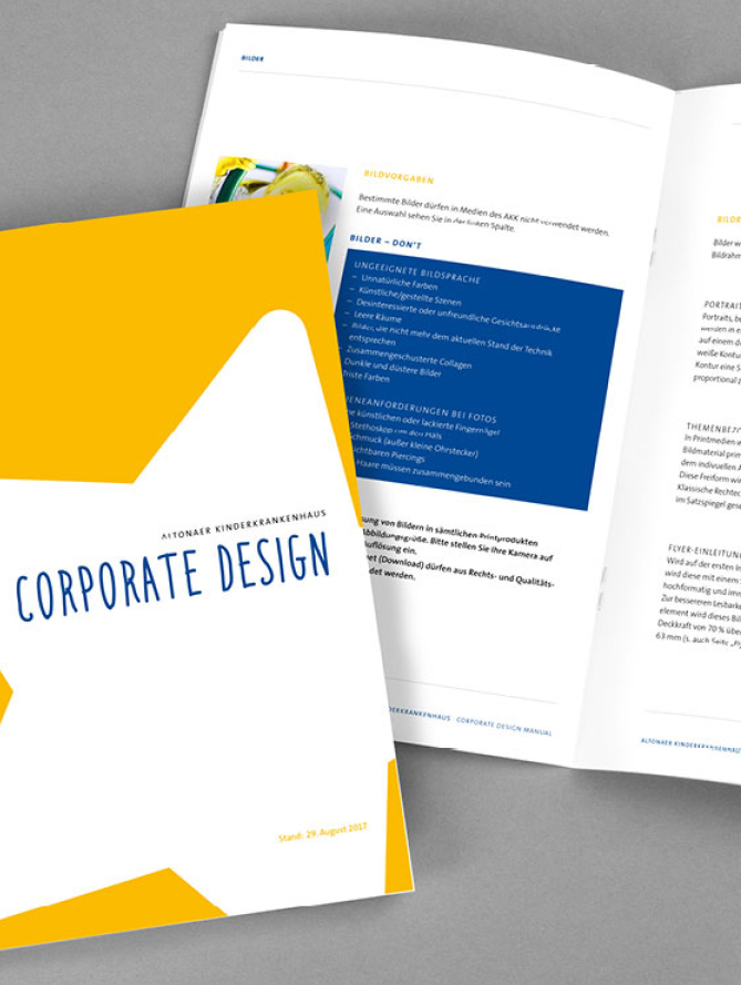 Das Bild zeigt ein Corporate Design Handbuch des Altonaer Kinderkrankenhauses. In Gelb und Weiß gestaltet, enthält das Handbuch Richtlinien für die Bildsprache und Designvorgaben des Krankenhauses.